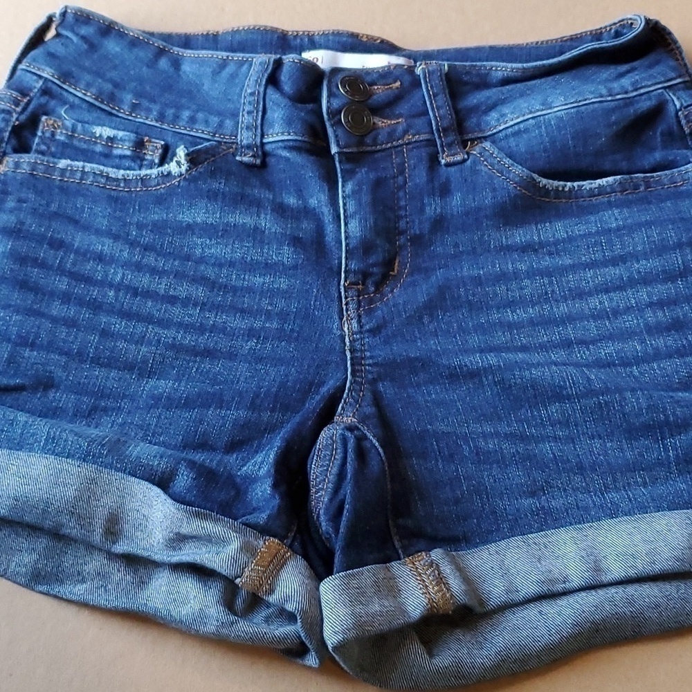 SO low rise favorite midi distressed denim shorts Sz 3preloved EUC